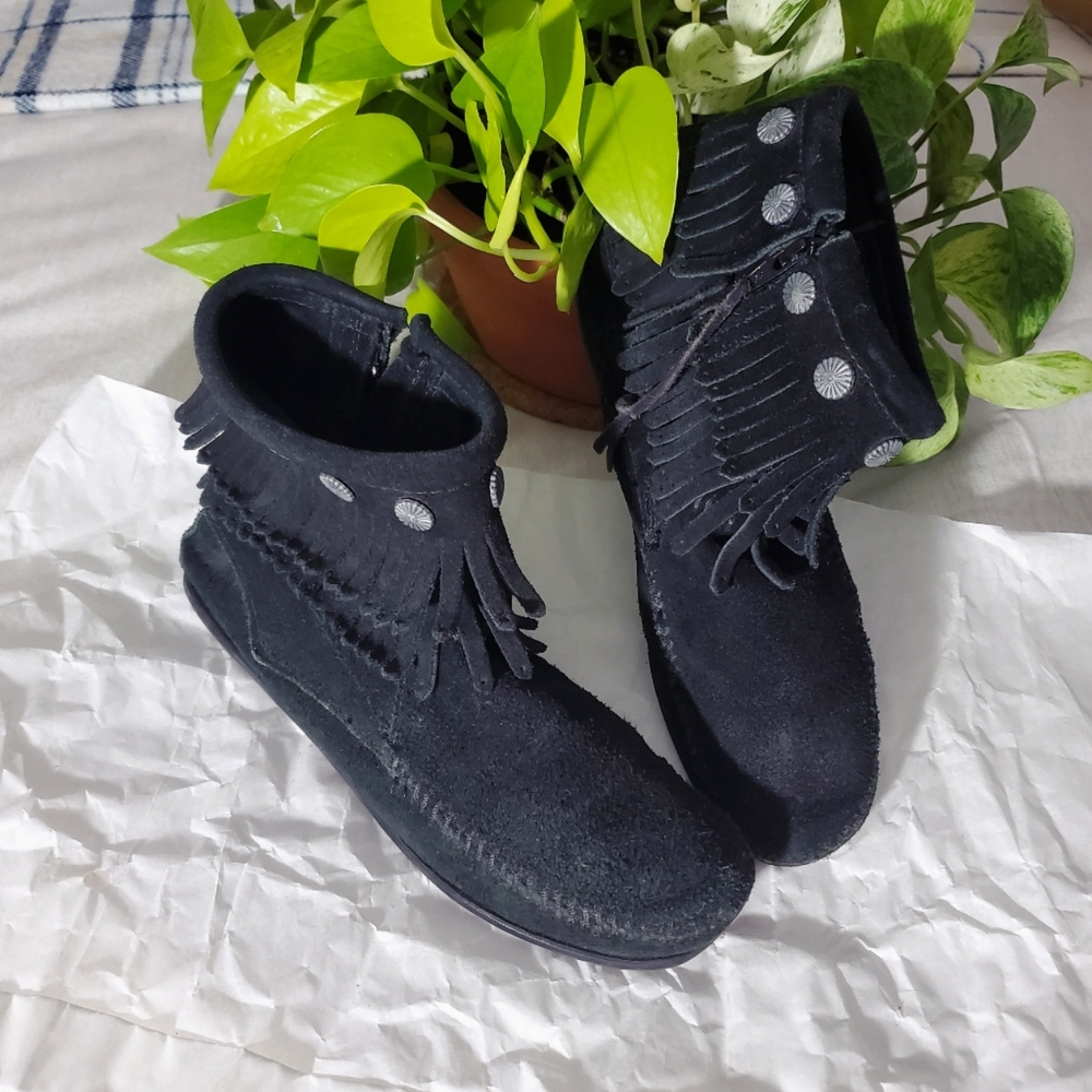 Authentic Minnetonka Mocassins Double Fringe Suede Coin Detail Ankle Boots
